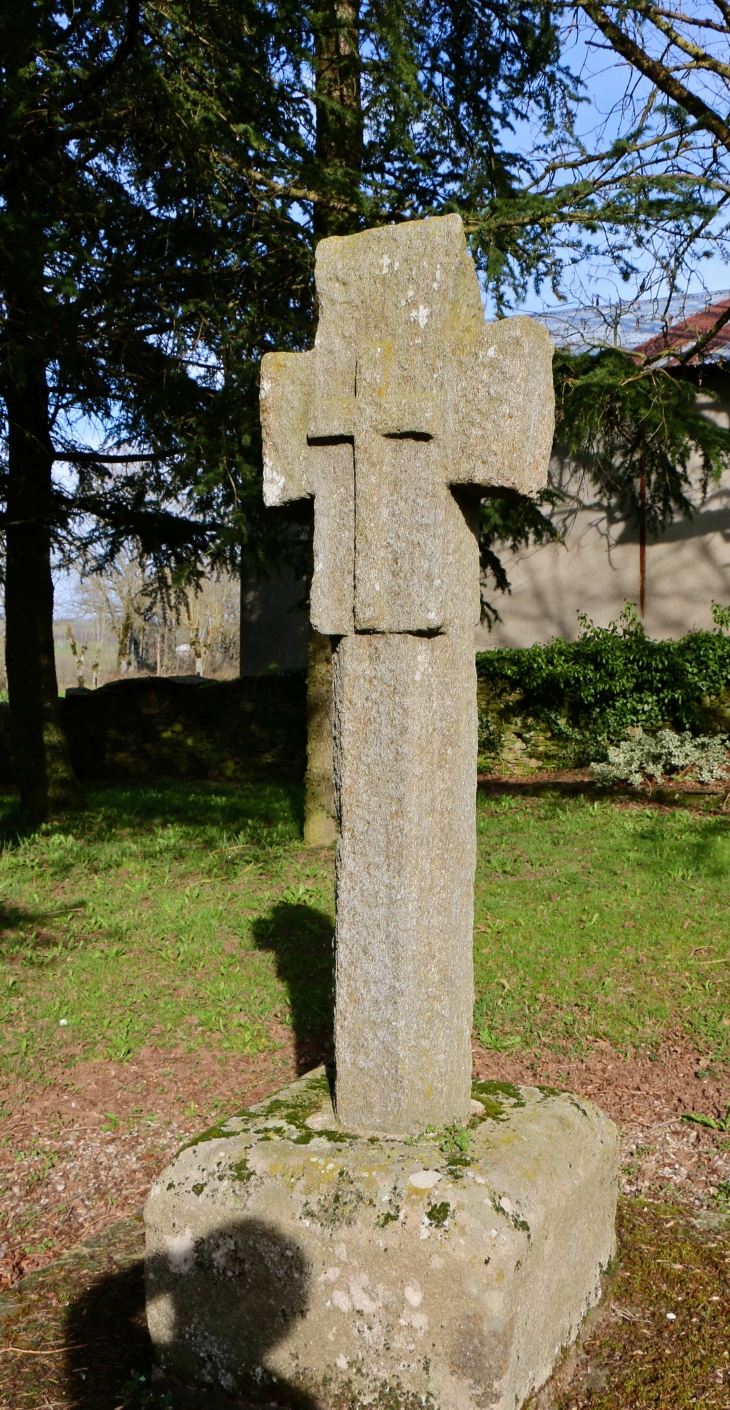 Jolie croix en granit, chapelle Notre Dame de Salars. - Pont-de-Salars