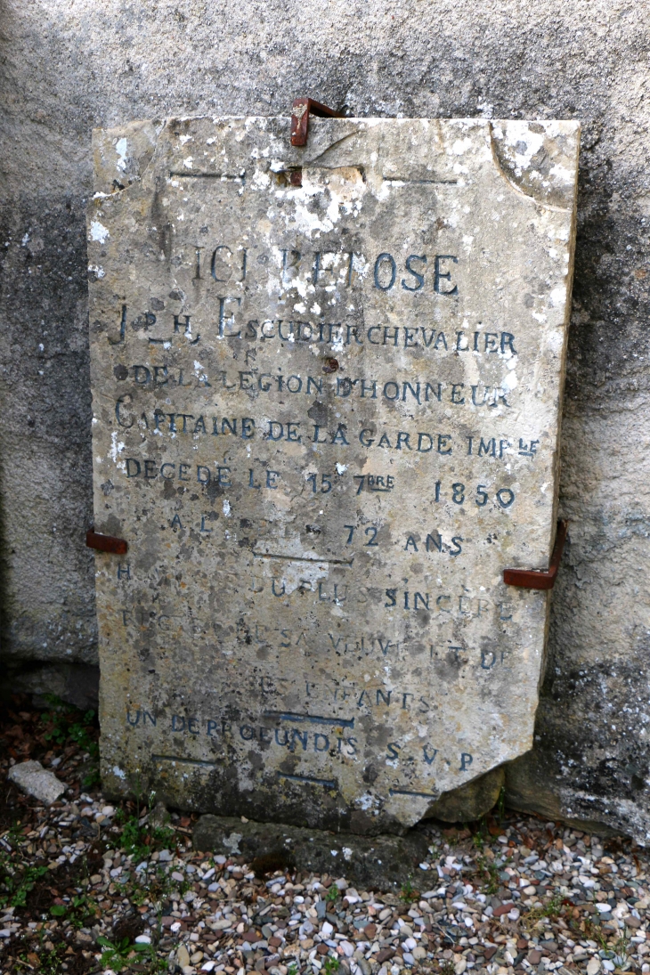 Pierre tombale contre la façade de la chapelle Notre Dame de Salars. - Pont-de-Salars