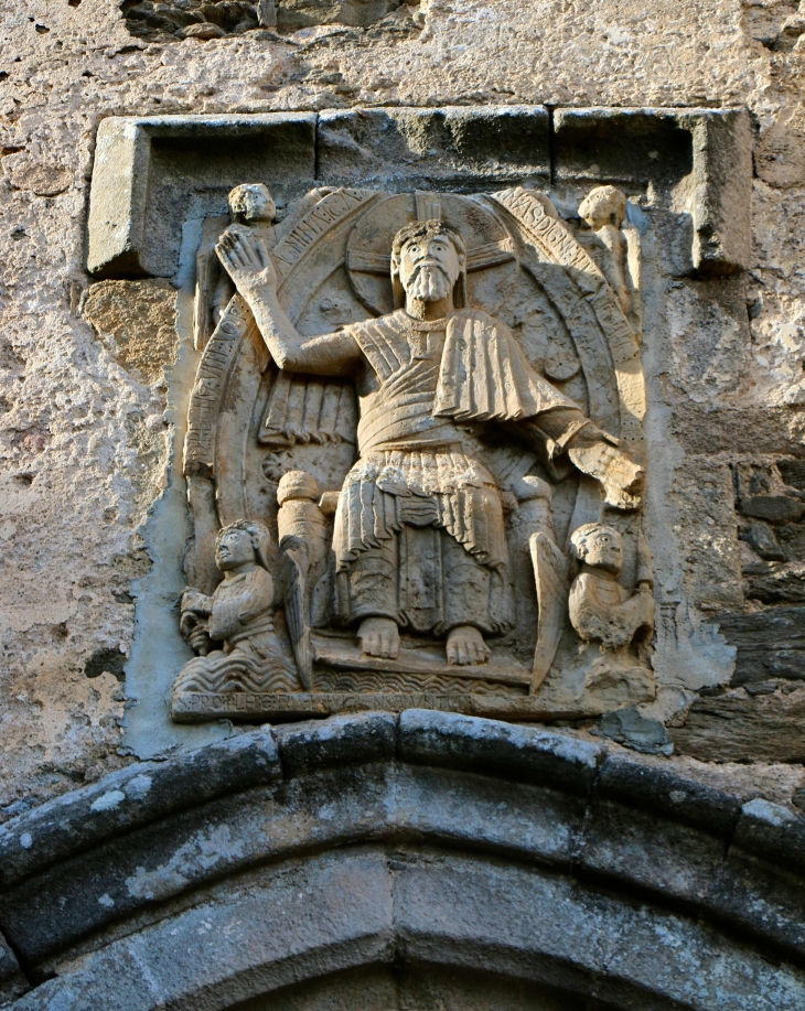 Eglise-saint-georges-de-camboulas-bas-relief-le-christ-juge-en-pierre-taille-du-xiie-siecle-ce-bas-relief-est-une-copie-de-la-partie-centrale-du-tympan-de-conques - Pont-de-Salars