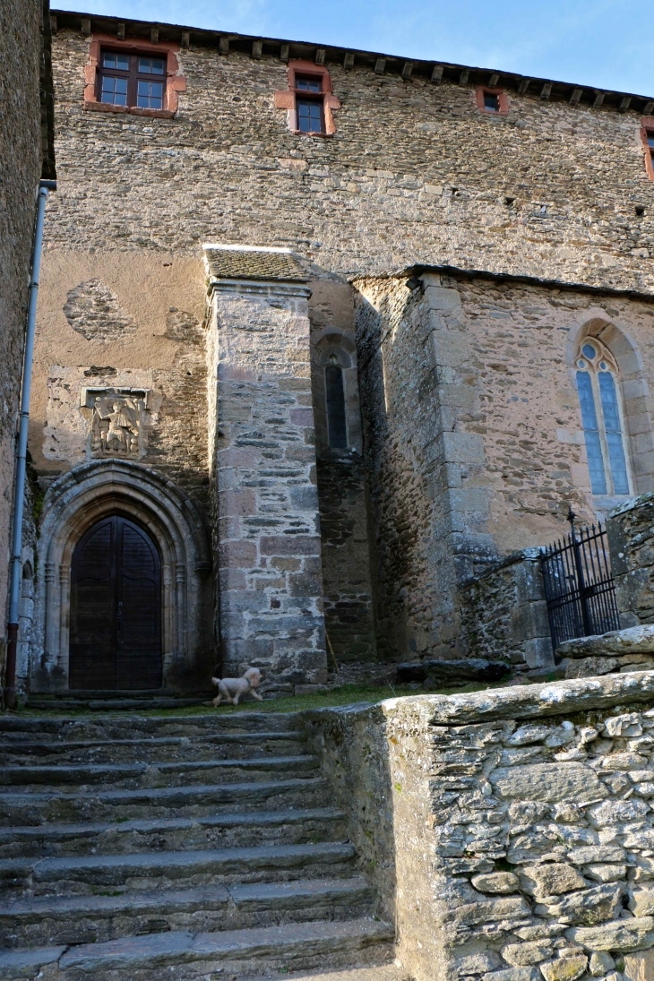 L'accés au portail et au cimetière de l'église Saint Georges de Camboulas. - Pont-de-Salars