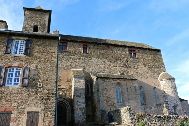 La façade sud de l'église Saint Georges de Camboulas. - Pont-de-Salars