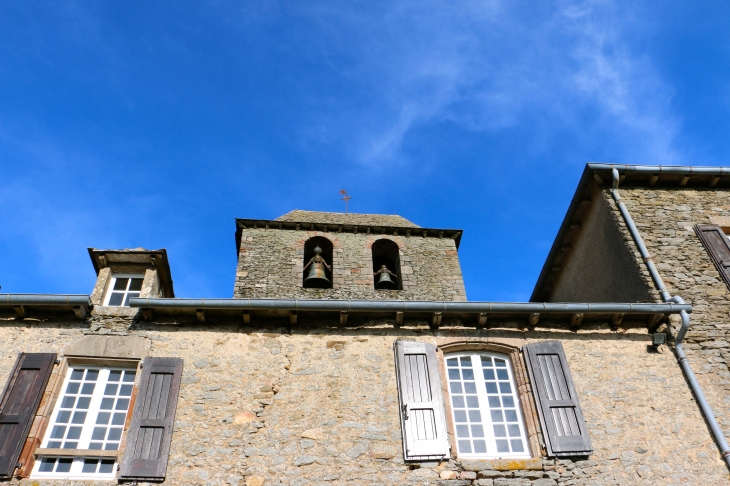 Le clocher de l'église Saint Georges de Camboulas. - Pont-de-Salars