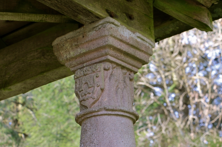 Oratoire-pres-de-l-eglise-saint-georges-les-piliers-sont-ornes-des-armoiries-de-raymond-fredaud-chanoine-ouvrier-de-la-cathedrale-de-rodez - Pont-de-Salars