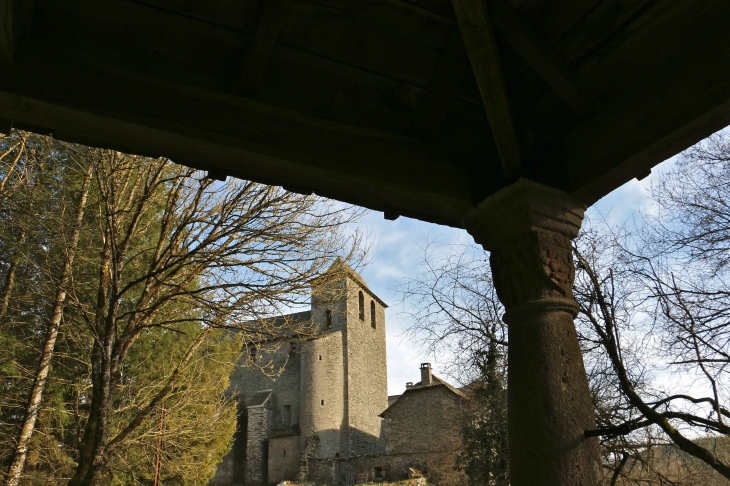 Vue de l'Oratoire, l'église Saint Georges de Camboulas. Eglise fortifiée du XIe et XIIe siècles. - Pont-de-Salars