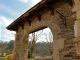 Photo précédente de Pont-de-Salars Dans le jardin, ancienne porte : 