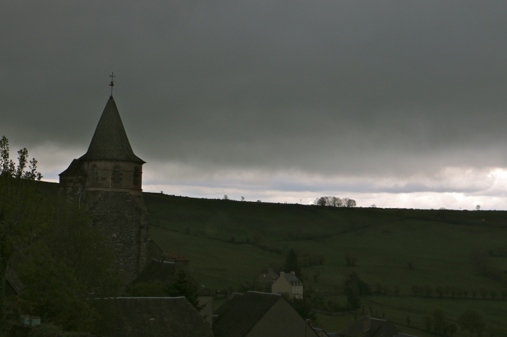 L'orage menace le village. - Prades-d'Aubrac