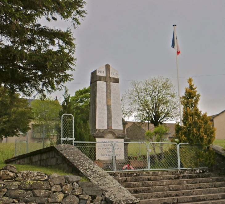 Le Monument aux Morts - Prades-d'Aubrac