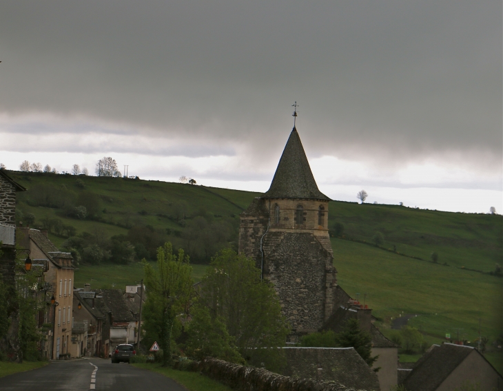 Entrée du village par la D19 - Prades-d'Aubrac