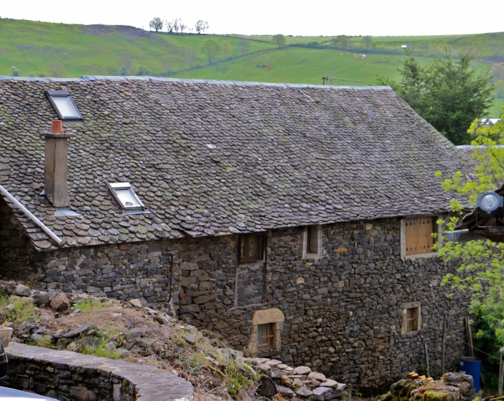 Dans le village. - Prades-d'Aubrac