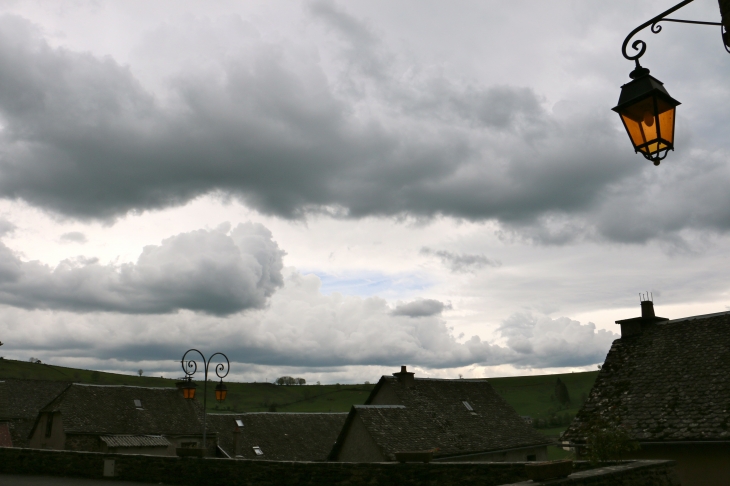 Ciel menaçant sur le village. - Prades-d'Aubrac