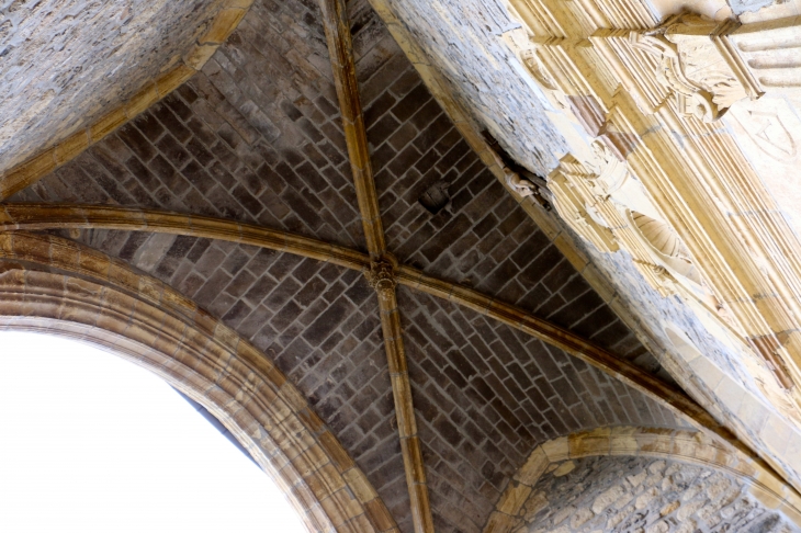 Croisees-d-ogives-sous-le-porche-de-l-eglise-saint-laurent. Clés de voûte pendantes, rares en Rouergue. - Prades-d'Aubrac