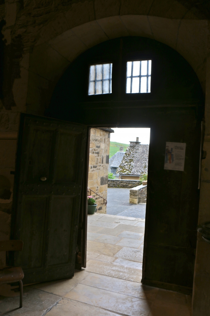 Porte de sortie de l'église Saint Laurent. - Prades-d'Aubrac