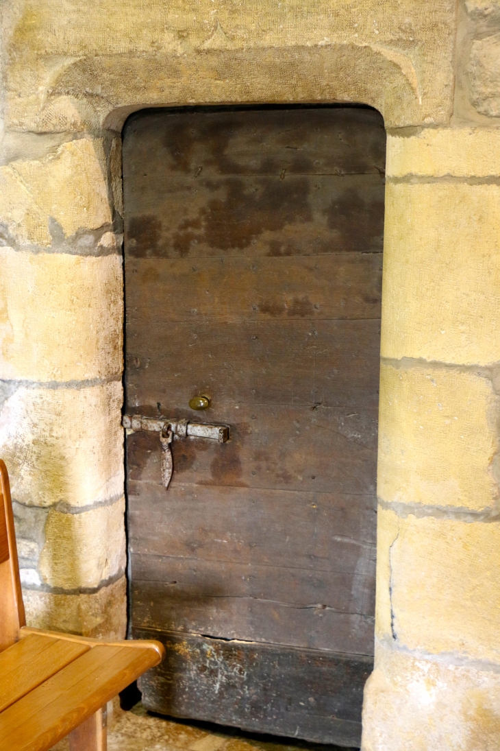 Petite porte intérieure de l'église saint Laurent. - Prades-d'Aubrac