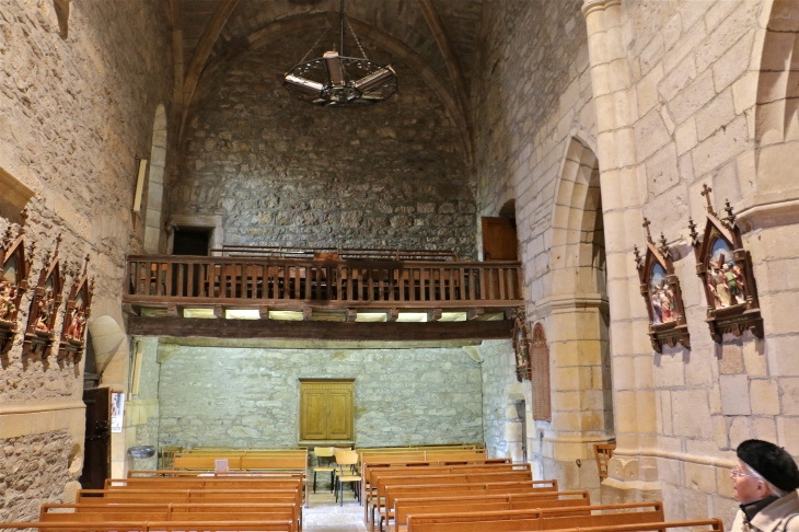 La nef vers le balcon de l'église Saint Laurent. - Prades-d'Aubrac