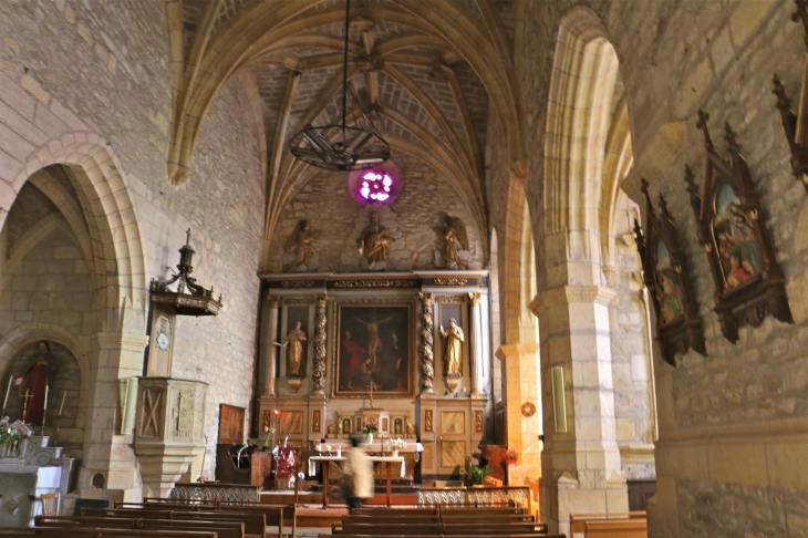 Eglise Saint Laurent : la nef vers le choeur. - Prades-d'Aubrac