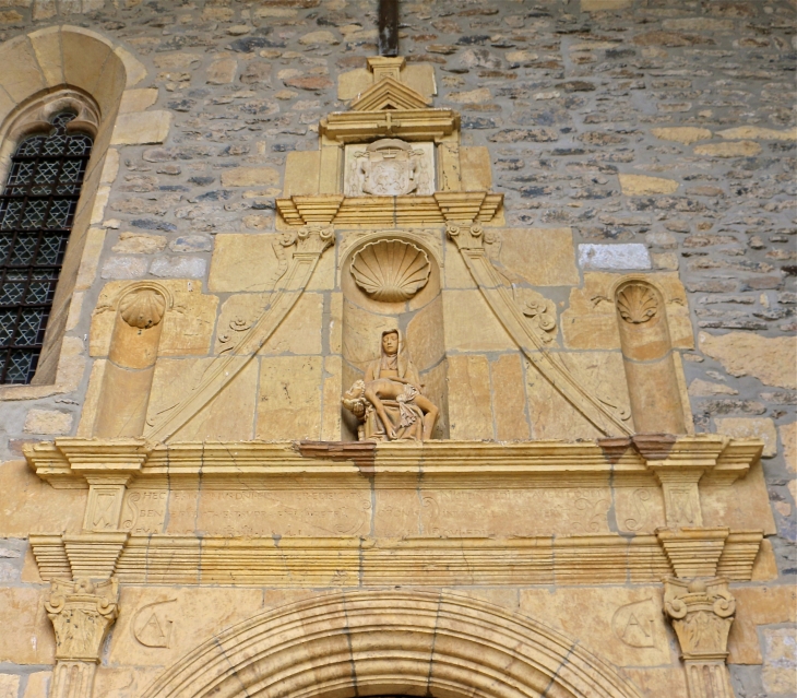 Eglise Saint Laurent : Sous le porche, se trouve une piéta du XVe siècle. - Prades-d'Aubrac