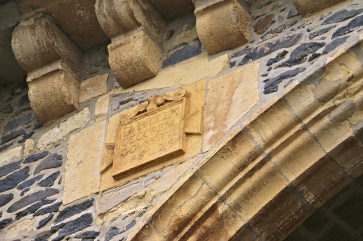 Détail : inscription sur la façade Sud de l'église Saint Laurent. - Prades-d'Aubrac