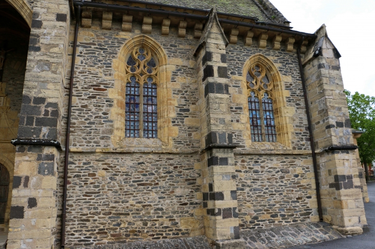 Eglise Saint Laurent. Façade Sud. - Prades-d'Aubrac