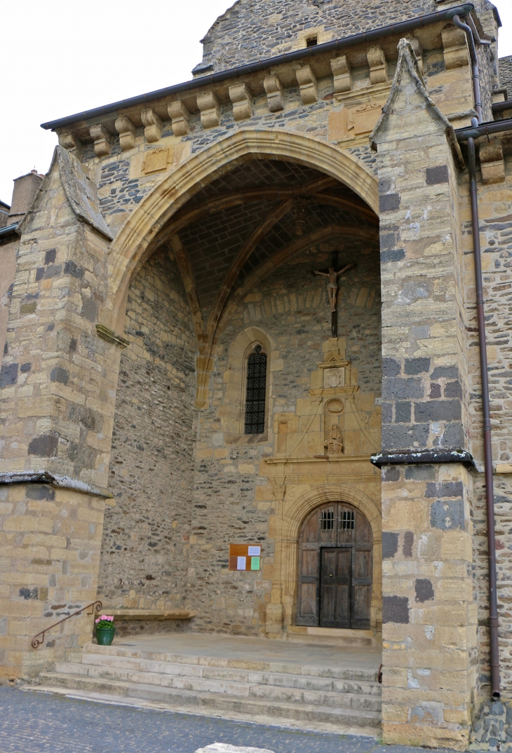 Le porche de l'église Saint Laurent. - Prades-d'Aubrac