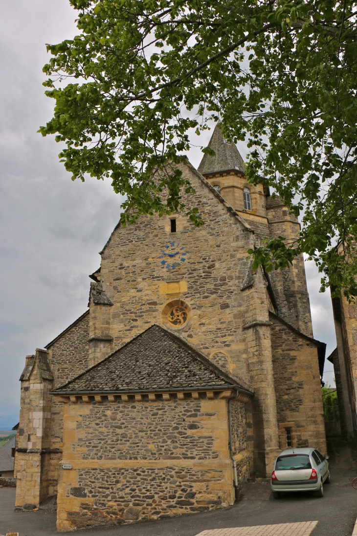 Le chevet de l'église Saint Laurent. - Prades-d'Aubrac