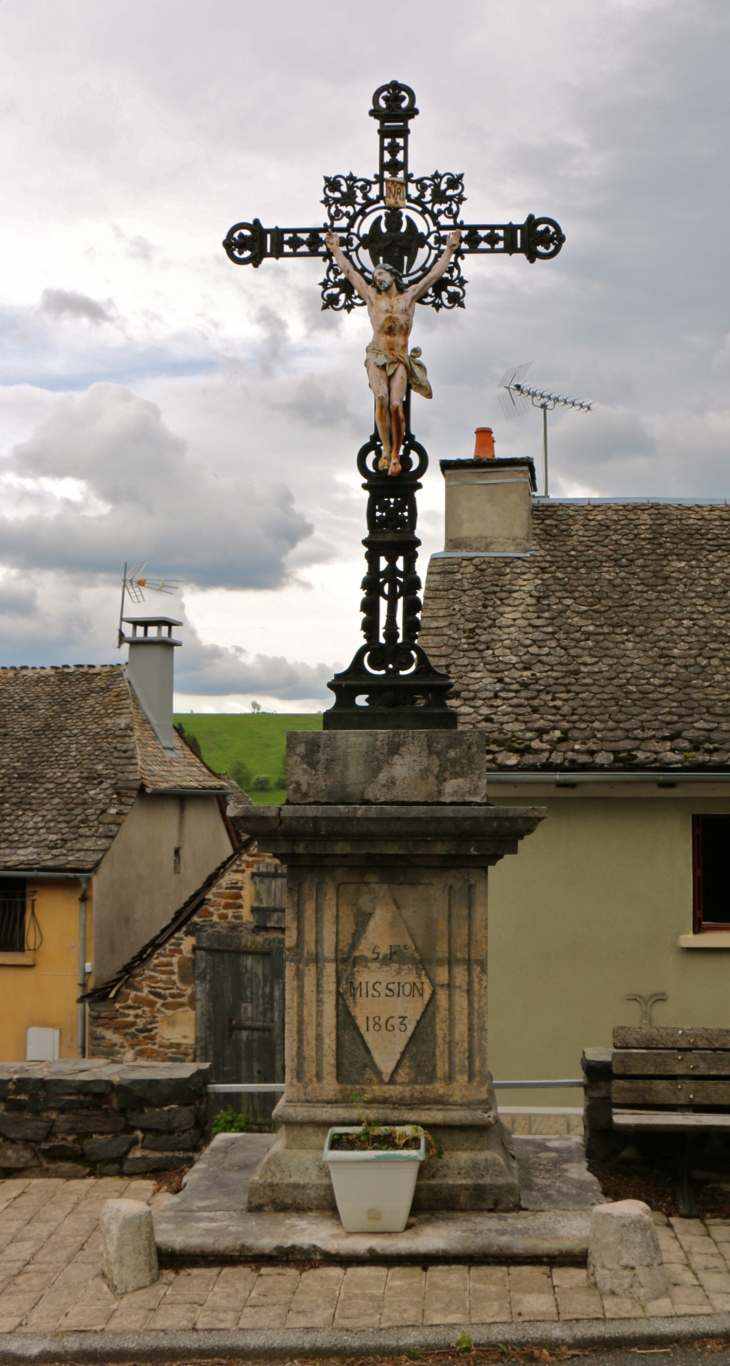 Croix de Mission de 1863, près de l'église Saint Laurent. - Prades-d'Aubrac