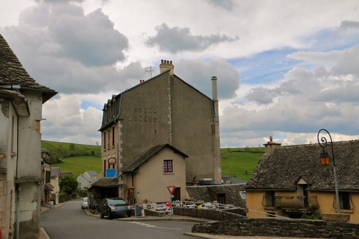 Dans le village. - Prades-d'Aubrac