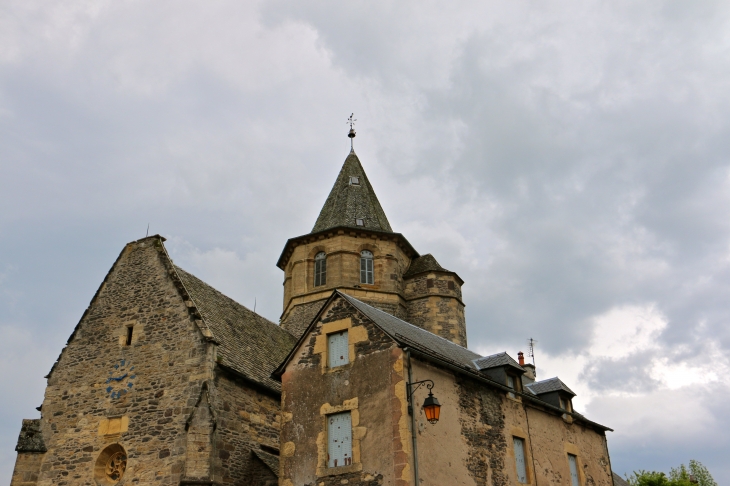 L'église Saint Laurent. - Prades-d'Aubrac