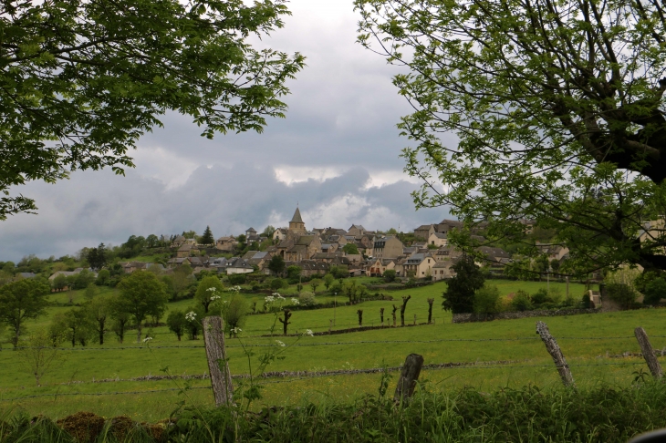 Vue sur le village. - Prades-d'Aubrac