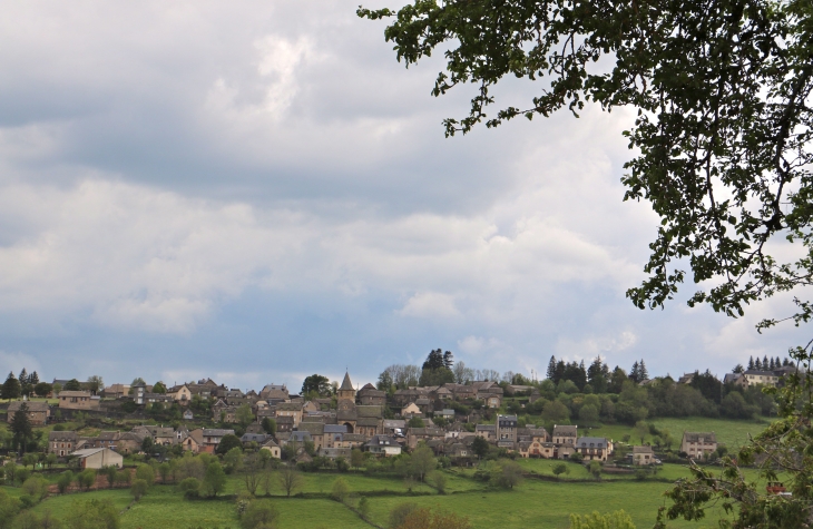 Vue sur le village. - Prades-d'Aubrac