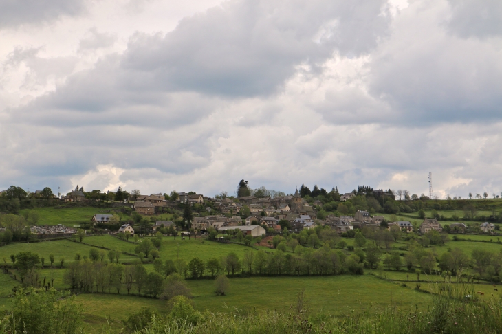 Vue sur le village. - Prades-d'Aubrac