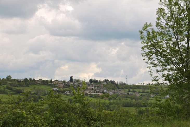 Vue sur le village. - Prades-d'Aubrac