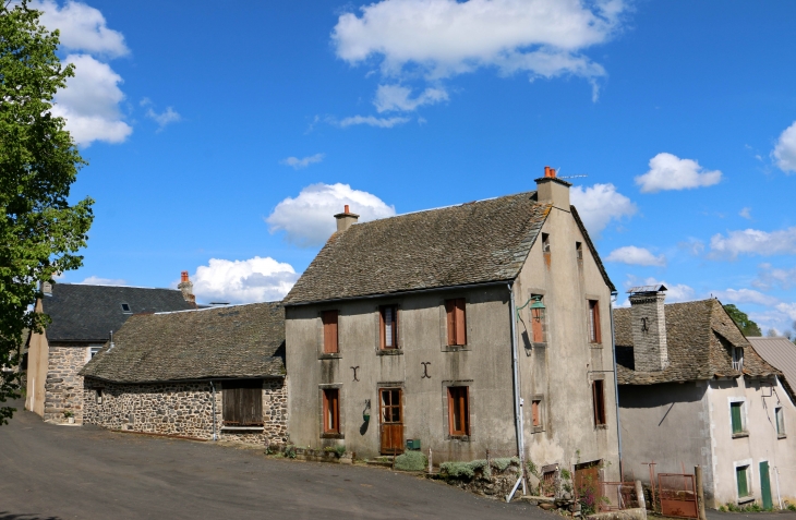 Le hameau de Born. - Prades-d'Aubrac