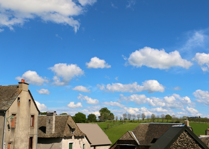 Le hameau de Born. - Prades-d'Aubrac