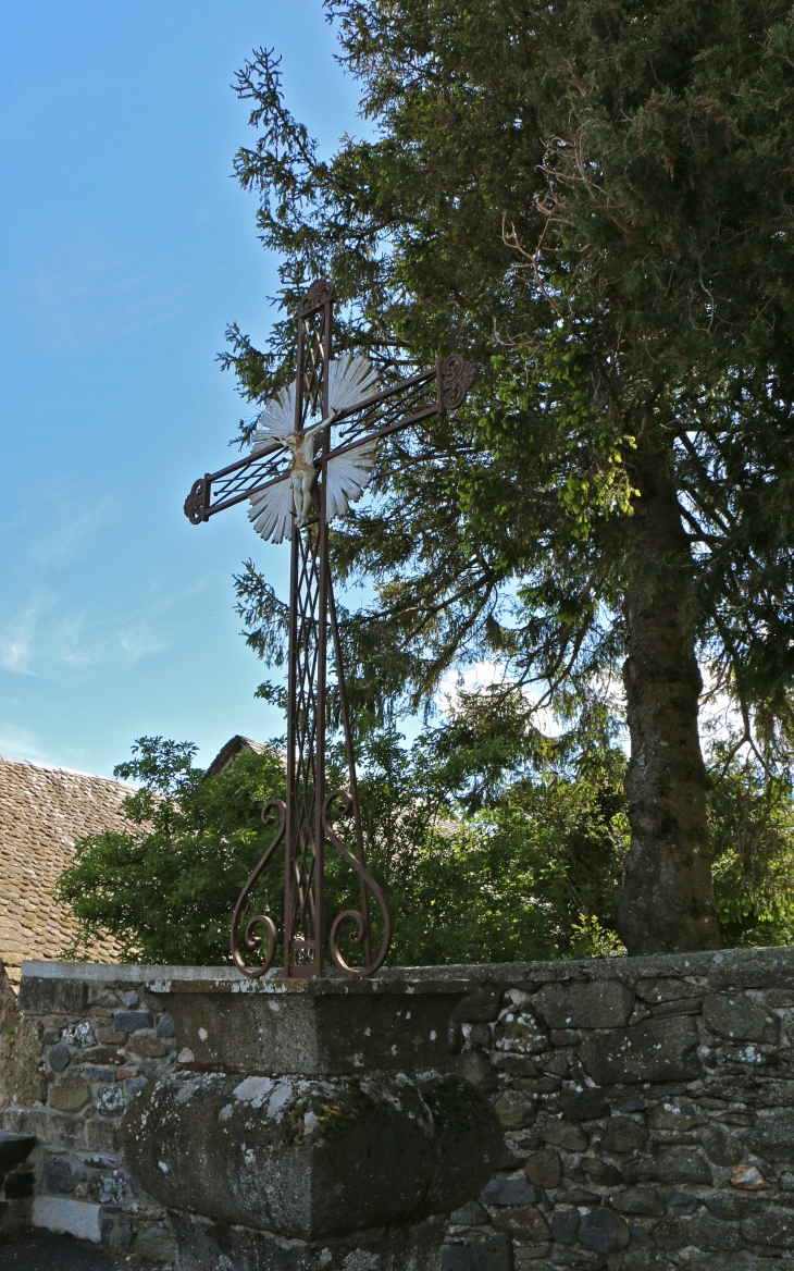 Croix près de l'église diu hameau de Born. - Prades-d'Aubrac