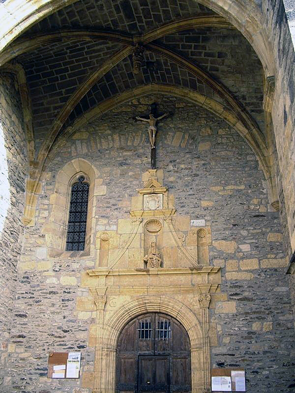 L'entrée de l'église - Prades-d'Aubrac