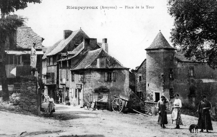 Place de la Tour, vers 1910 (carte postale ancienne). - Rieupeyroux