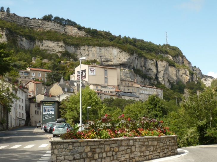 Vue sur les Caves de Roquefort. - Roquefort-sur-Soulzon