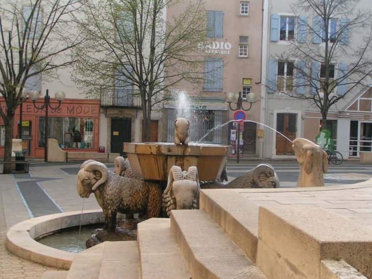 La fontaine des béliers du sculpteur Rémi Coudrain - Saint-Affrique