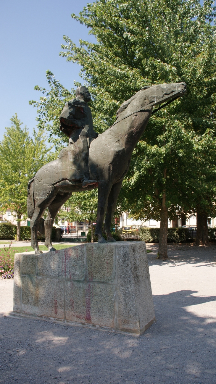 Statue au Jardin Public - Saint-Affrique