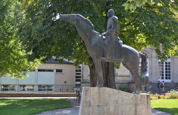 Statue au Jardin Public - Saint-Affrique