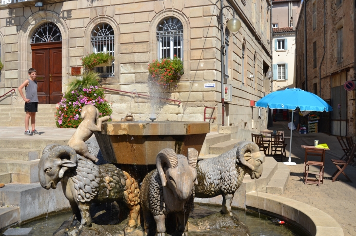 Fontaine des Béliers ( Place de l'Hotel-de-Ville ) - Saint-Affrique