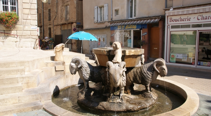 Fontaine des Béliers ( Place de l'Hotel-de-Ville ) - Saint-Affrique