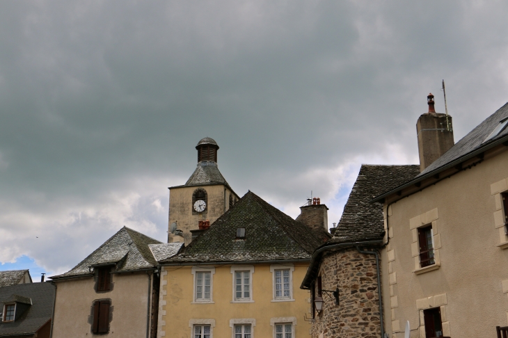 Le village et le clocher de l'église Notre Dame des Pauvres. - Saint-Chély-d'Aubrac