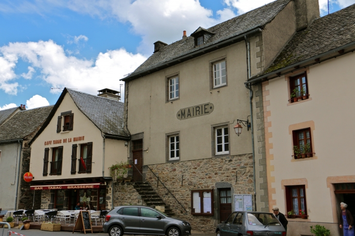 Le commerce et la Mairie. - Saint-Chély-d'Aubrac