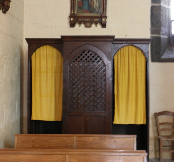 Eglise Notre Dame des Pauvre : le confessionnal. - Saint-Chély-d'Aubrac