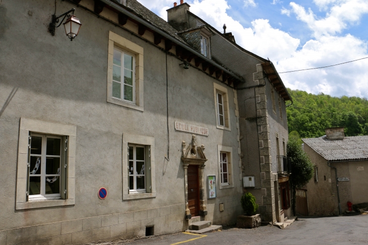 Ecole publique. - Saint-Chély-d'Aubrac