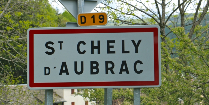 Autrefois : occupation ancienne du territoire, dès l'époque préhistorique. Siège de la domerie d'Aubrac. - Saint-Chély-d'Aubrac