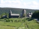 Photo suivante de Saint-Chély-d'Aubrac la dômerie d'Aubrac et la tour aux anglais vues du chemin de Saint-Jacques de Compostelle