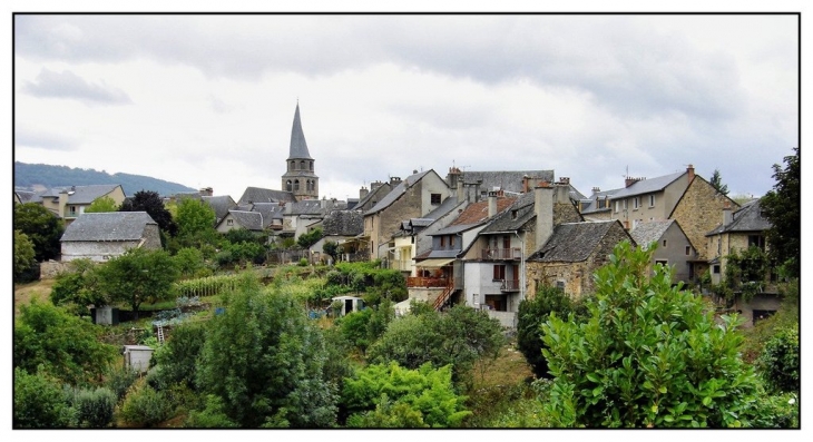 Vue d'ensemble avec le clocher flammé - Saint-Côme-d'Olt