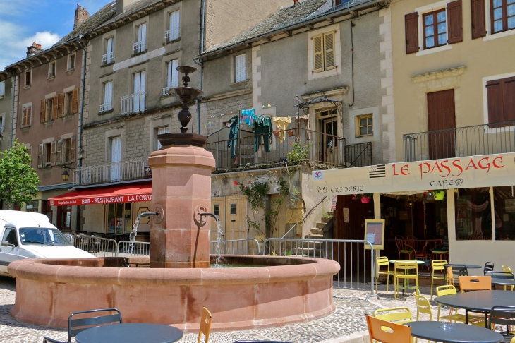 La fontaine du village. - Saint-Côme-d'Olt